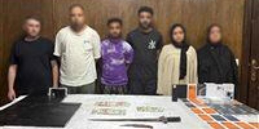 «ملثمين
      وسكاكين
      وصفائح
      جبنة»..
      كواليس
      أخطر
      قضية
      تهريب
      موبايلات
      بالقاهرة