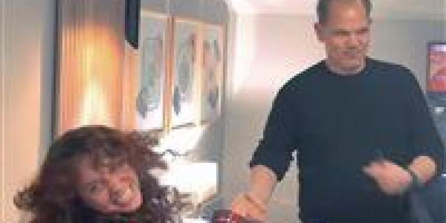حاجة
      مجنونة
      قربت
      تحصل..
      رامي
      إمام
      يروج
      لـ
      عمل
      سينمائي
      جديد|
      فيديو