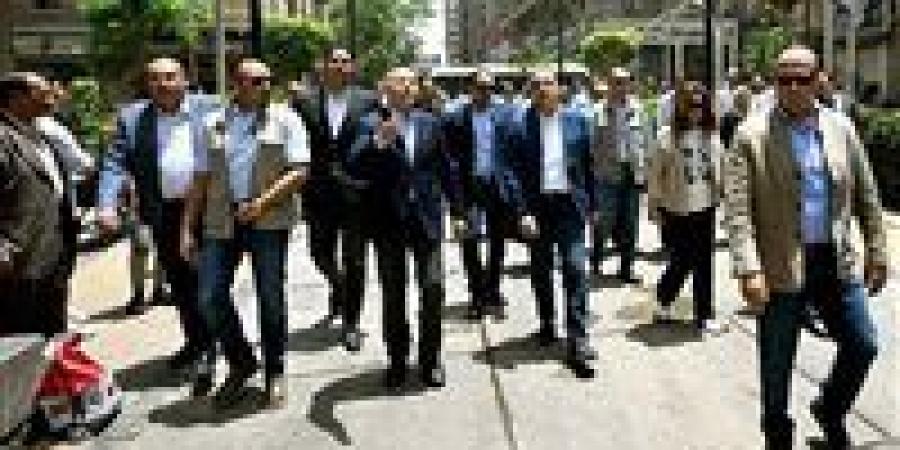 رئيس
      الوزراء
      يتفقد
      مشروع
      تحسين
      الصورة
      البصرية
      للميادين
      والشوارع
      الرئيسية
      بـ"وسط
      البلد"