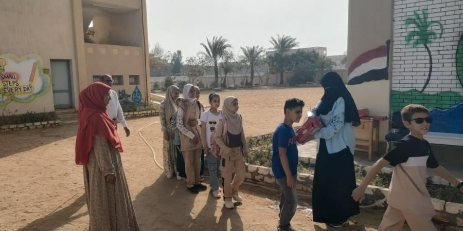 بالورود
      والشوكولاتة..
      مدارس
      الفيوم
      تستقبل
      التلاميذ
      بفرحة
      وبهجة
      في
      أول
      أيام
      امتحانات
      نهاية
      العام
      2026