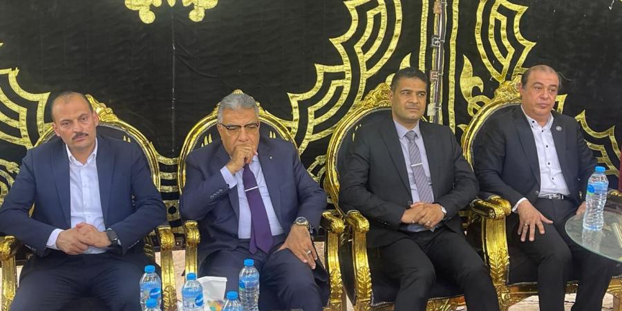 محافظ
      الدقهلية
      يشارك
      أهالي
      الخضيري
      عزاء
      ضحايا
      حادث
      شرق
      العوينات