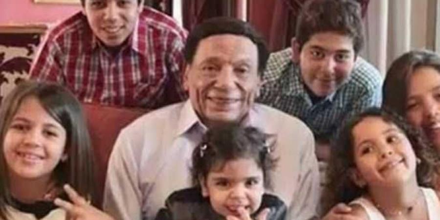 لقطات
      نادرة
      في
      عيد
      ميلاده..
      عادل
      إمام
      بين
      العائلة
      بصورة
      خاصة