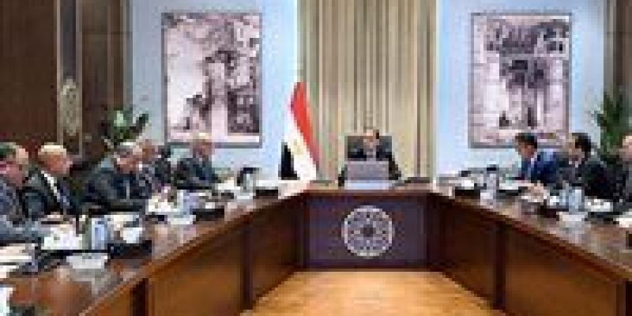 رئيس
      الوزراء
      يستعرض
      مستجدات
      جهود
      تطوير
      صناعة
      السكر
      في
      مصر