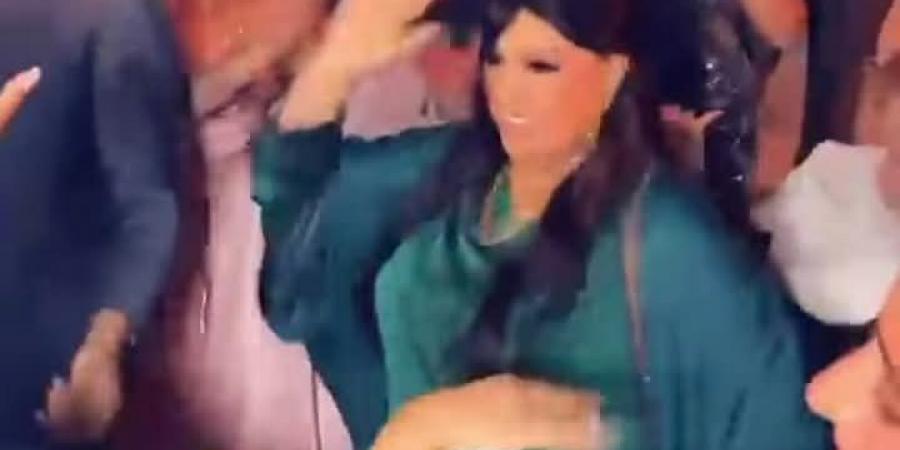 بالرقص
      على
      "آه
      ونص"
      لـ
      نانسي
      عجرم..
      فيفي
      عبده
      تشعل
      حفل
      زفاف
      نجل
      إدوارد