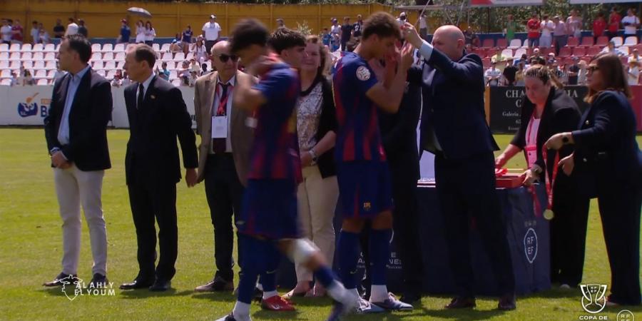 حمزه
      عبدالكريم..
      حمزة
      عبد
      الكريم
      يشارك
      في
      خسارة
      برشلونة
      لنهائي
      كأس
      الأبطال
      للشباب
      أمام
      ريال
      مدريد