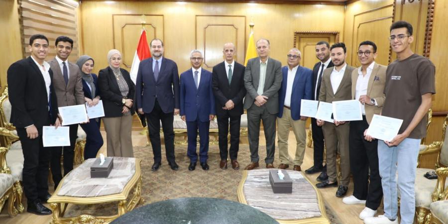 محافظ
      بني
      سويف
      يشهد
      تكريم
      طلاب
      كلية
      الحاسبات
      والذكاء
      الاصطناعي
      لتميزهم
      في
      برامج
      سيسكو
      الاحترافية