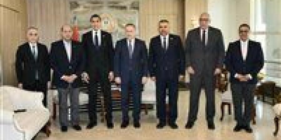 وزيرا
      الشباب
      والتعليم
      العالي
      يبحثان
      تطوير
      الرياضة
      الجامعية
      بحضور
      ياسر
      إدريس