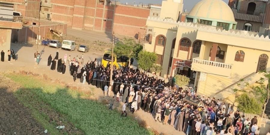 تشييع
      جنازة
      ملك
      ضحية
      التسمم
      بالشرقية