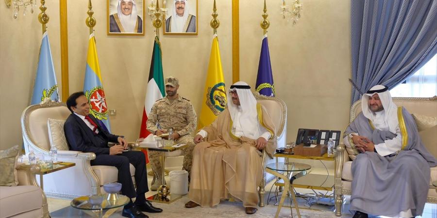 وزير الدفاع يبحث مع سفير باكستان سبل تطوير التعاون