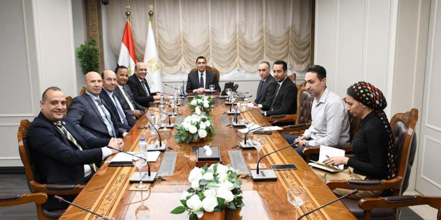 وزير
      الشباب
      يجتمع
      باتحاد
      الووشو
      كونغ
      فو
      لبحث
      خطة
      العمل
      المقبلة