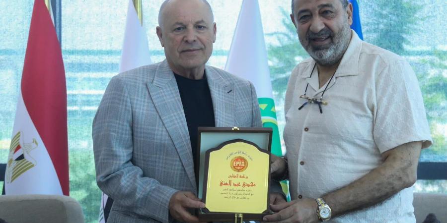 هاني
      أبو
      ريدة
      يستقبل
      مجدي
      عبد
      الغني
      رئيس
      جمعية
      اللاعبين
      المحترفين
      لمناقشة
      وبحث
      سبل
      التعاون
      بين
      الجانبين