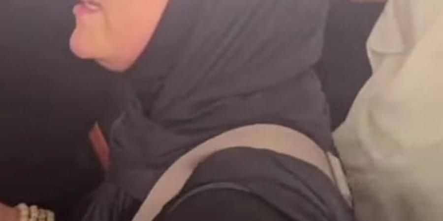 "كأنه
      حلم
      جميل"..
      دعاء
      فاروق
      تلامس
      الحجر
      الأسود
      لأول
      مرة
      بعد
      4
      رحلات
      حج