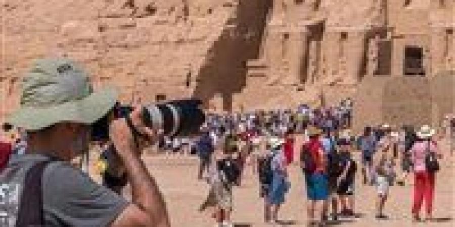 مسجلًا
      6.1
      مليون
      سائح..
      7%
      نسبة
      زيادة
      عدد
      السياح
      الوافدين
      إلى
      مصر
      منذ
      بداية
      العام