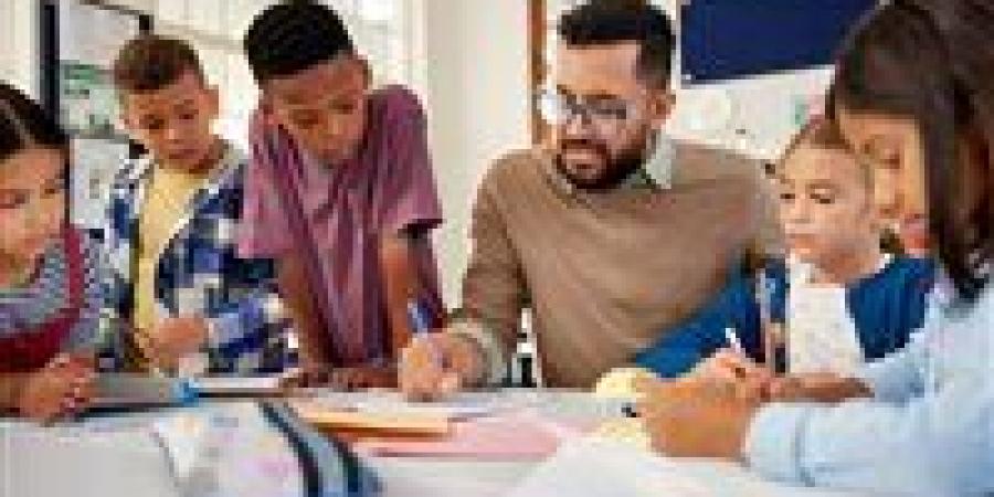 وفقًا
      لـ
      قانون
      التعليم..
      تعرف
      على
      شروط
      الترقية
      إلى
      وظيفة
      «كبير
      معلمين»