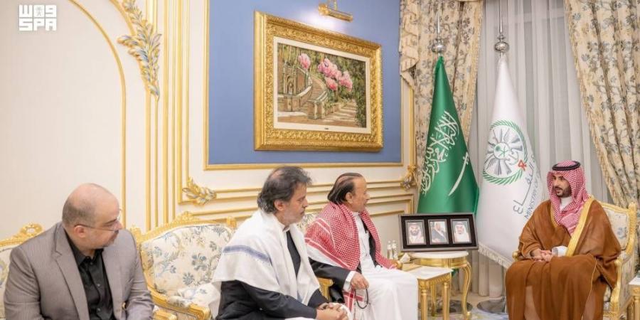 وزير الدفاع ينقل تعازي القيادة في وفاة منصور هادي