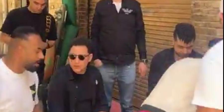 جنب
      صاحبه..
      رضا
      البحراوي
      يشارك
      في
      جنازة
      والد
      حمو
      بيكا|
      صور