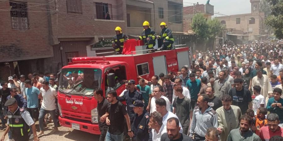 البحيرة
      تودّع
      أحد
      أبنائها
      الأبطال..
      جنازة
      مهيبة
      للشهيد
      أحمد
      رضا
      البحيري