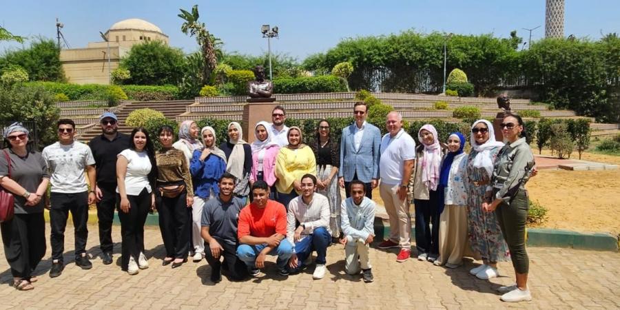 بحضور
      دبلوماسي..
      القاهرة
      تحتفي
      بيوم
      اللغة
      الروسية
      وتزيح
      الستار
      عن
      تمثال
      «بوشكين»
      المرمم|صور