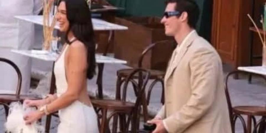 بحضور
      الاصدقاء
      والعائلة..
      دول
      ليبا
      تحتفل
      بزفافها
      على
      كالوم
      ترونر
      بجزيرة
      صقلية|
      صور