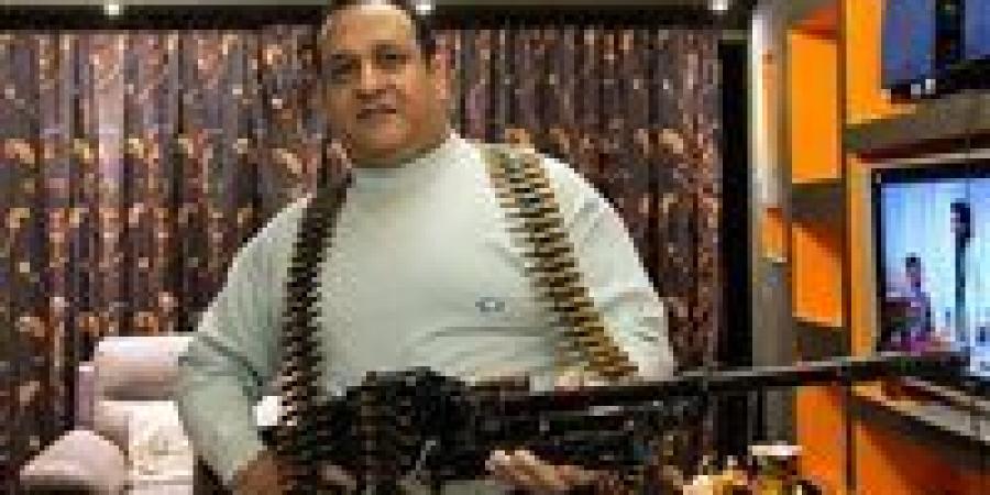 النيابة
      العامة:
      عثر
      بمنزل
      نخنوخ
      على
      10
      قطع
      أثرية
      وألف
      طلقة
      و15
      جهاز
      اتصال
      غير
      مرخص