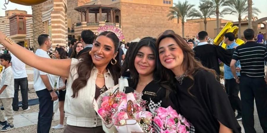 روجينا
      تحتفل
      بتخرج
      ابنتها
      مريم..
      صور