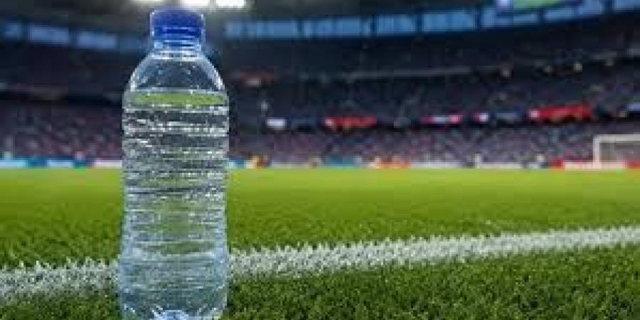 بعد حظرها سابقا.. الفيفا تسمح للجماهير بزجاجة مياه واحدة في الملعب