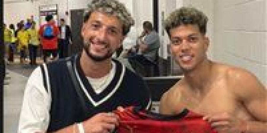 إمام
      عاشور
      يهدي
      وسام
      أبو
      علي
      مهاجم
      الأهلي
      السابق
      قميص
      منتخب
      مصر
      بعد
      ودية
      البرازيل..
      صور