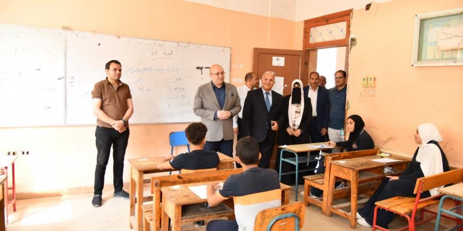 محافظ
      الفيوم
      يتابع
      امتحانات
      الشهادة
      الإعدادية
      ميدانيًا..
      وتوجيهات
      بتوفير
      الأجواء
      المناسبة
      للطلاب