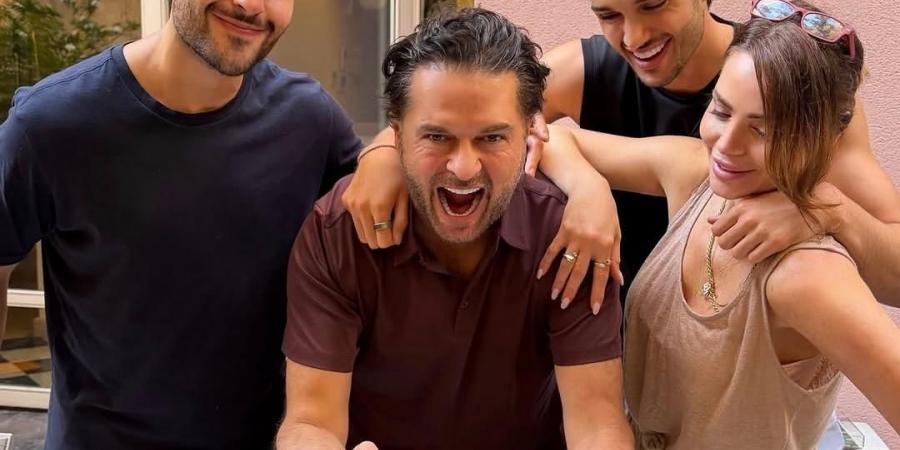 راغب
      علامة
      يطفئ
      شموع
      عيد
      ميلاده
      بحضور
      زوجته
      وأبنائه..
      صورة