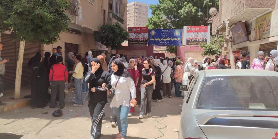 فرحة
      طلاب
      الشهادة
      الاعدادية
      بعد
      أداء
      امتحان
      اللغة
      العربية
      بالشرقية