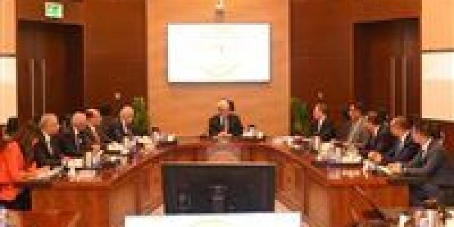 باستثمارات
      550
      مليون
      دولار..
      نائب
      رئيس
      الوزراء
      يبحث
      مع
      أكبر
      شركة
      صينية
      للإطارات
      توسعاتها
      الجديدة
      بمصر