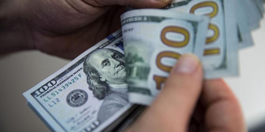 الدولار قرب ذروة شهرين مع تزايد التوقعات برفع المركزي الأمريكي للفائدة