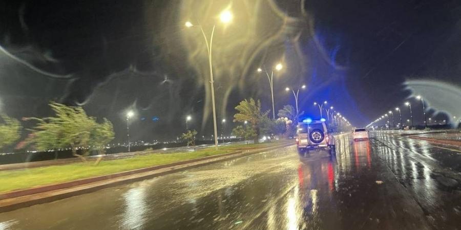 أمطار الليل تقطع الكهرباء عن أجزاء واسعة من عقيق الباحة