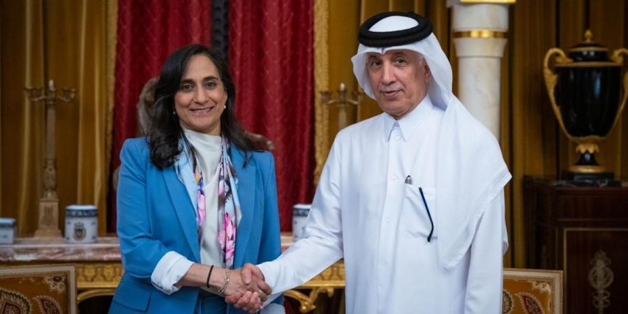 وزير الدولة للشؤون الخارجية يجتمع مع وزيرة الخارجية الكندية