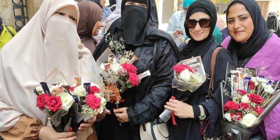أمهات
      الشرقية
      يستقبلن
      أبنائهن
      بالورود
      والشوكولاته
      عقب
      انتهاء
      امتحانات
      الإعدادية