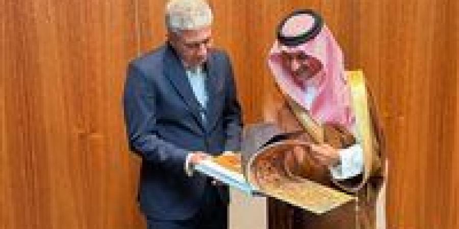 وزير
      السياحة
      والآثار
      يبحث
      مع
      نظيره
      السعودي
      تعزيز
      التعاون
      السياحي
      بين
      البلدين