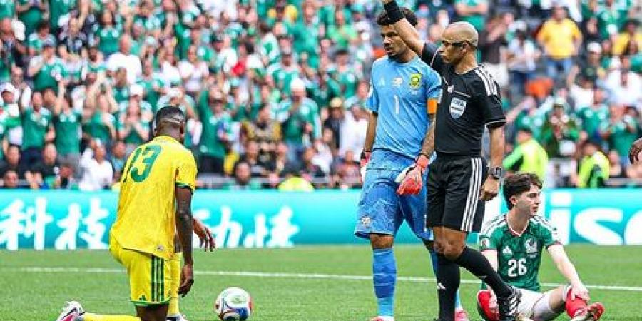 يايا
      سيتولي
      لاعب
      منتخب
      جنوب
      أفريقيا
      يدخل
      تاريخ
      كأس
      العالم
      من
      الباب
      الأصعب
      بعد
      ليلة
      كارثية
      أمام
      المكسيك