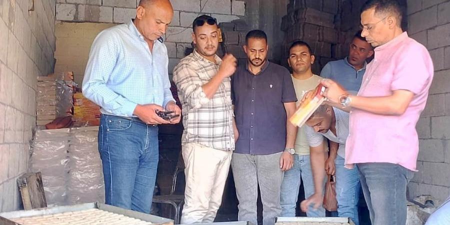 ضبط
      1500
      كيلو
      عسل
      فركتوز
      و
      إعدام
      ٧
      كيلو
      حلويات
      ..
      خلال
      حملة
      مكبرة
      في
      سمالوط
      بالمنيا