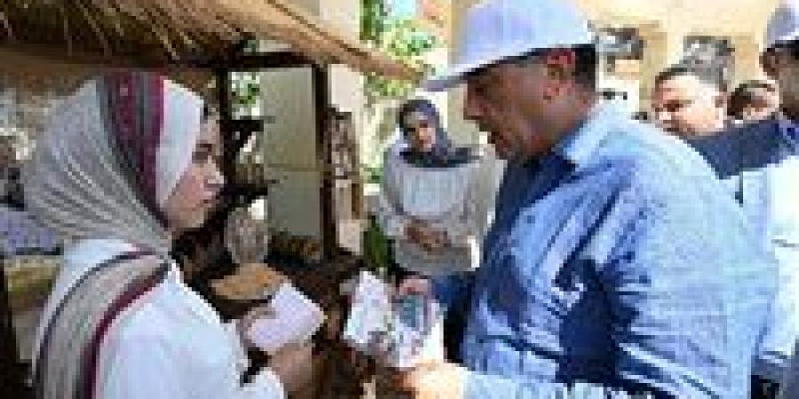 رئيس
      الوزراء
      :
      الحكومة
      تُولي
      اهتمامًا
      بالغًا
      بدعم
      وتشجيع
      المقاصد
      السياحية
      بمُختلف
      المحافظات
