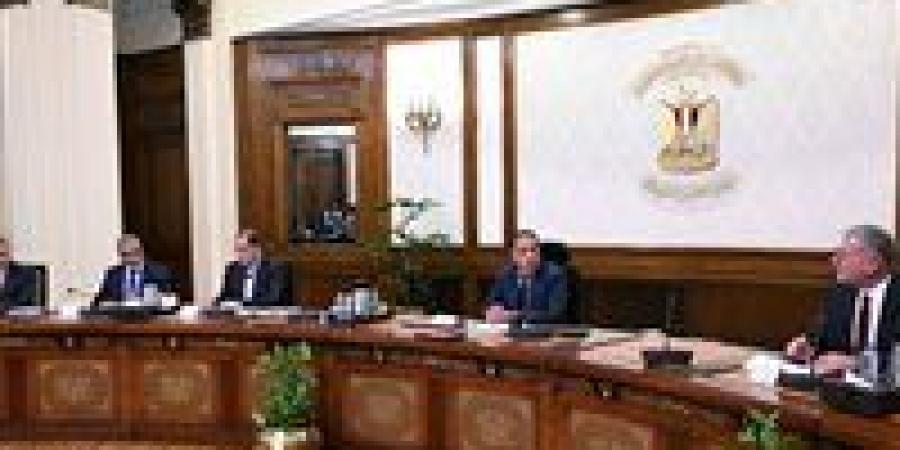 رئيس
      الوزراء
      يتابع
      موقف
      تدبير
      الاعتمادات
      المالية
      لتوفير
      احتياجات
      الدولة
      من
      المنتجات
      البترولية