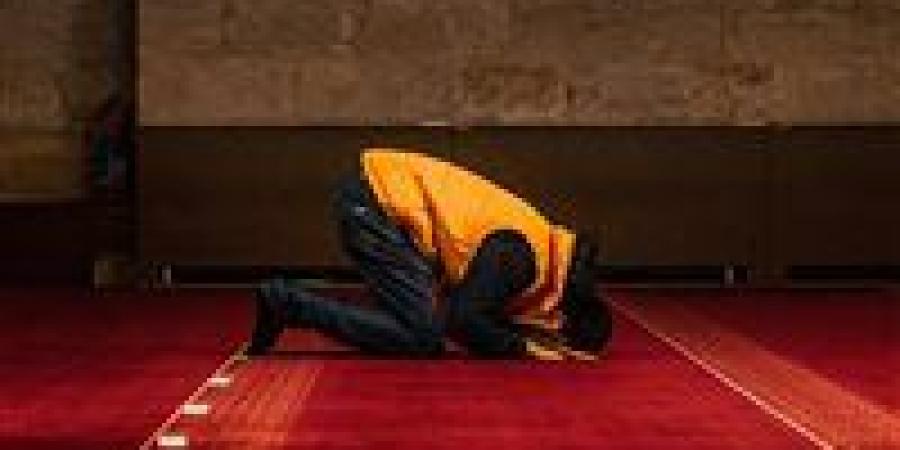 أمين
      الفتوى
      يوضح
      حكم
      الصلاة
      بالقراءة
      من
      المصحف
      والهاتف
      وضوابط
      الدعاء
      المكتوب