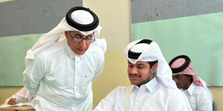وكيل وزارة التعليم يتفقد سير الاختبارات بمدرسة عبدالله بن علي المسند الثانوية للبنين