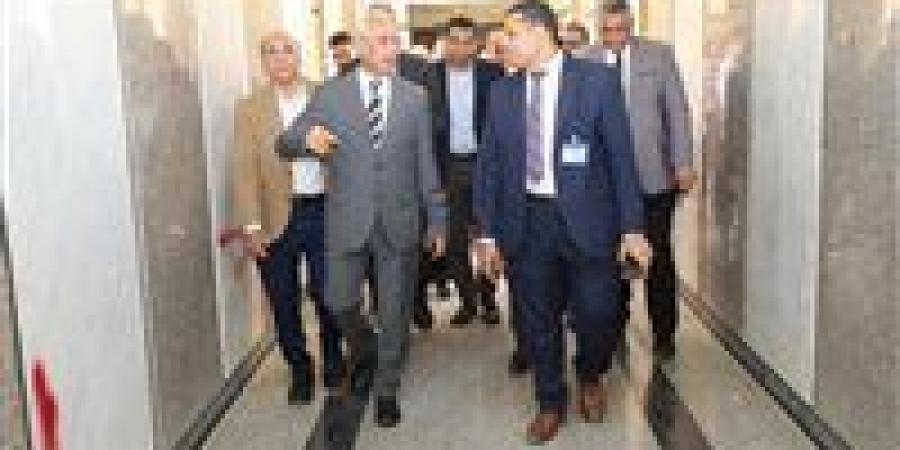 رئيس
      جامعة
      المنيا
      يتابع
      يتفقد
      اعمال
      التطوير
      الشامل
      ورفع
      الكفاءة
      لمستشفى
      القلب
      والصدر