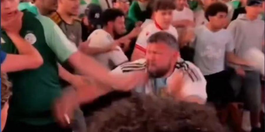 بالفيديو| اشتباكات بين جماهير الجزائر والأرجنتين في تايمز سكوير بنيويورك 