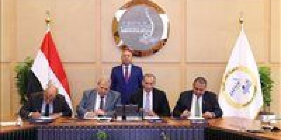 وزير
      النقل
      يشهد
      توقيع
      عقود
      جديدة
      لتطوير
      السكك
      الحديدية
      وتعزيز
      الممرات
      اللوجستية