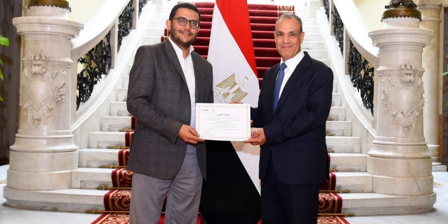«تعزيز
      الأمن
      الصحي
      بالقارة
      الأفريقية»..
      وزير
      الخارجية
      يلتقي
      الوفد
      الطبي
      المصري
      العائد
      من
      تنزانيا
      وكينيا|صور