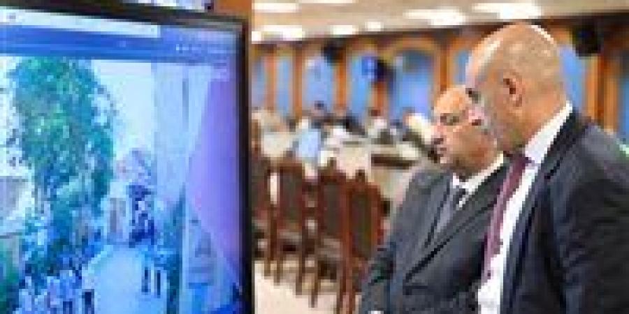 وزير
      التعليم
      يتابع
      امتحانات
      الثانوية
      العامة
      2026
      من
      غرفة
      العمليات..
      تشديد
      على
      الانضباط
      وتوفير
      بيئة
      آمنة
      للطلاب