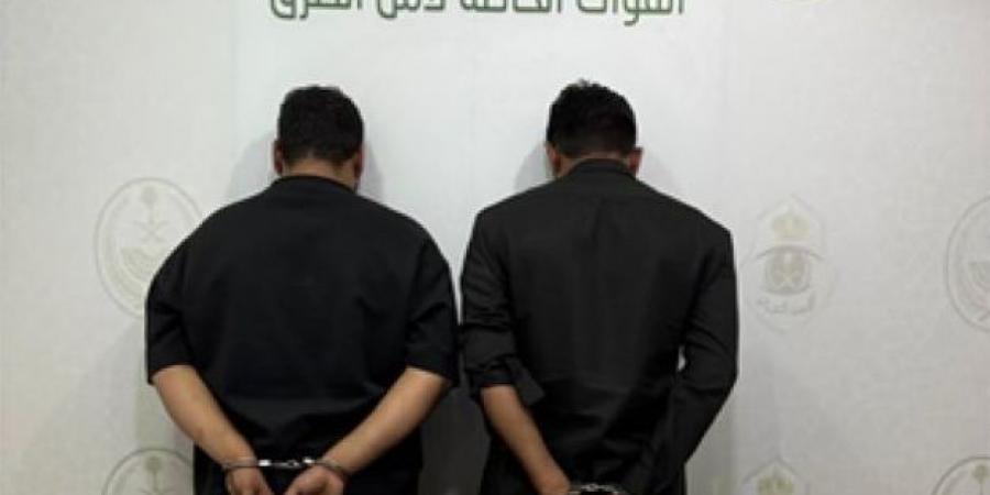 أمن
      الطرق
      في
      مكة
      يطيح
      بمروجين
      بحوزتهما
      20
      كيلوجرامًا
      من
      الحشيش
      المخدر