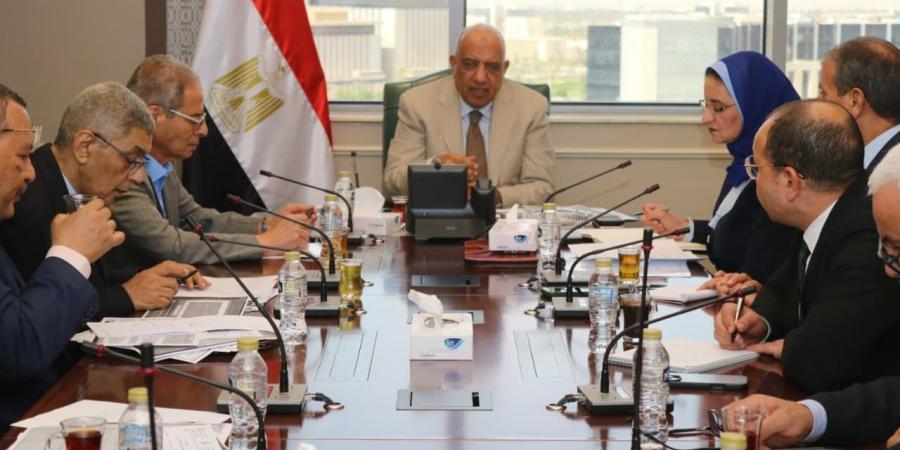 الكهرباء:
      مراجعة
      يومية
      لمخزون
      الوقود
      ومعدلات
      استخدامه
      والالتزام
      بنمط
      التشغيل
      الجديد
      بالتنسيق