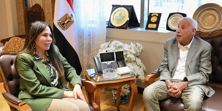 وزيرة
      الإسكان
      راندة
      المنشاوي
      تؤكد:
      دعم
      الدولة
      لنادي
      الزمالك
      وتثمن
      دوره
      التاريخي
      والرياضي